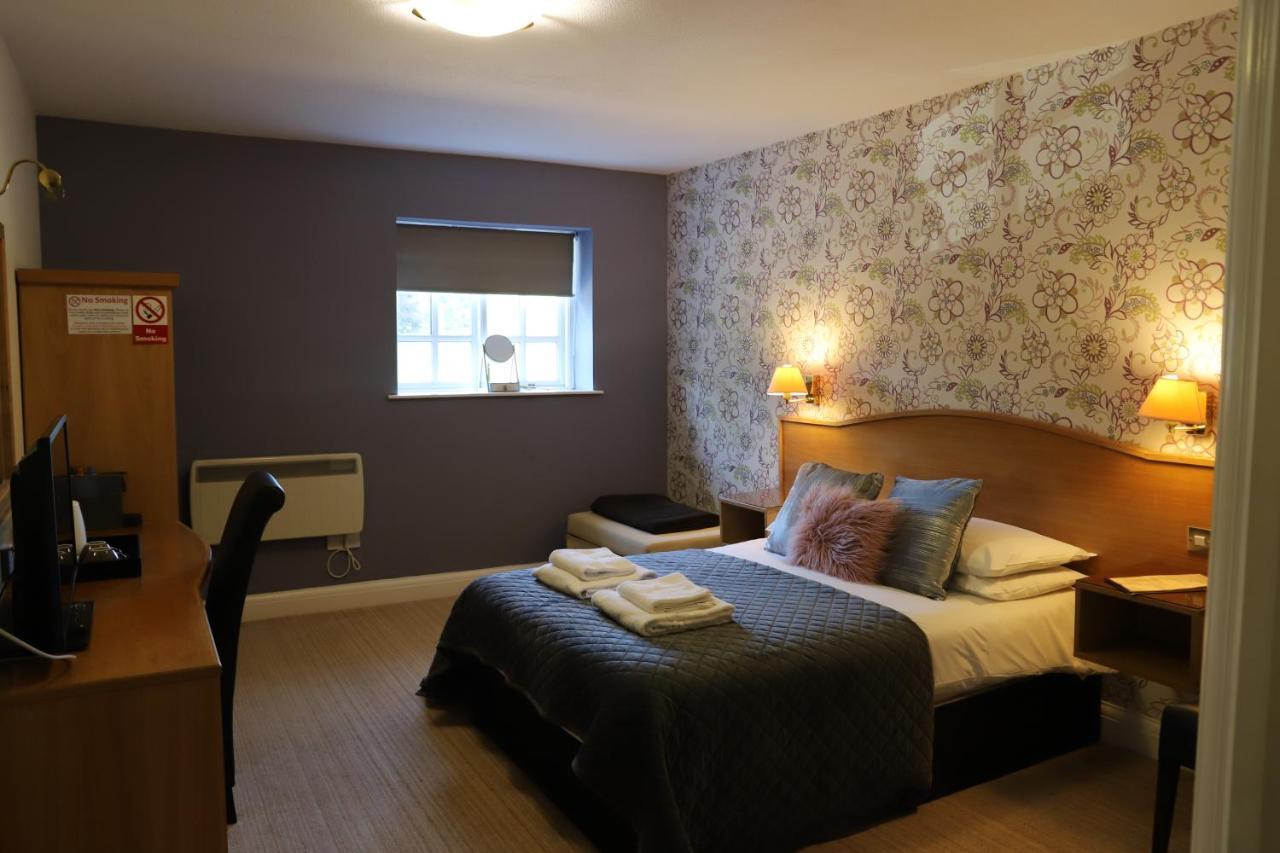 The Red Lion & Cellar Room, Betchworth Camera foto