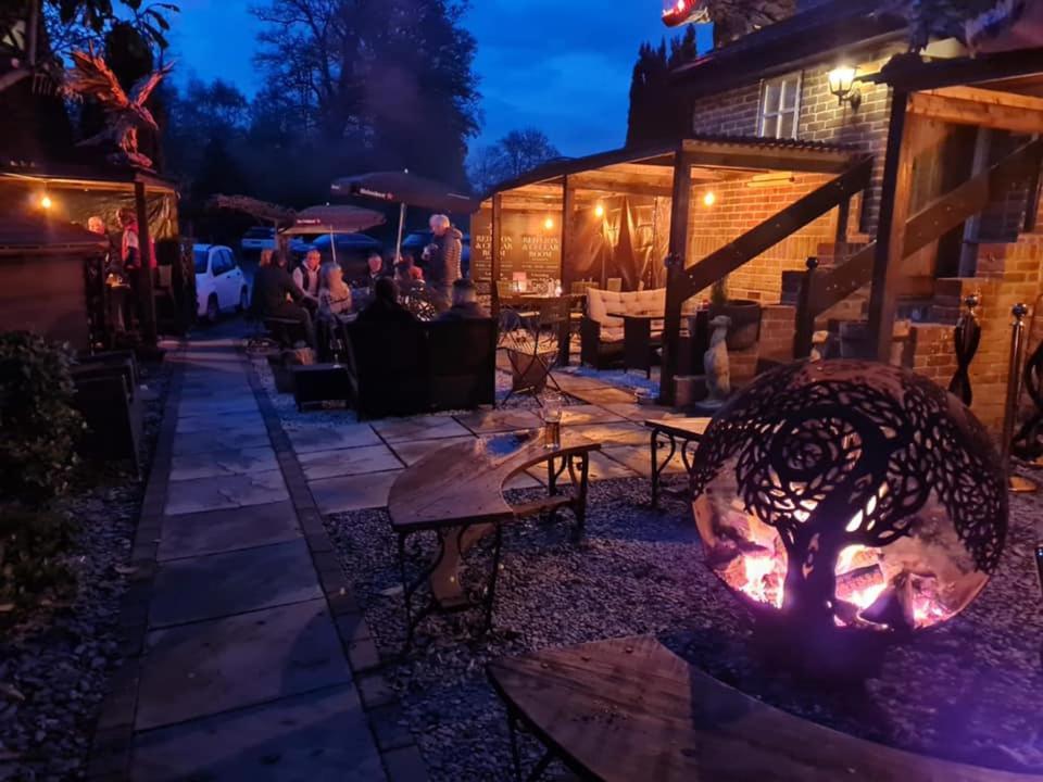 The Red Lion & Cellar Room, Betchworth Esterno foto