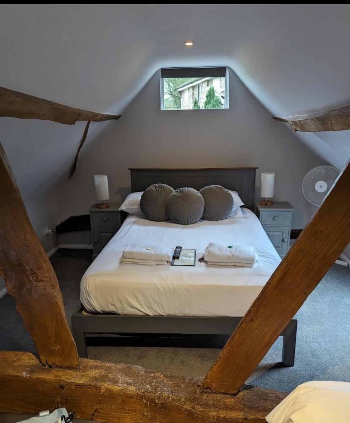 The Red Lion & Cellar Room, Betchworth Esterno foto