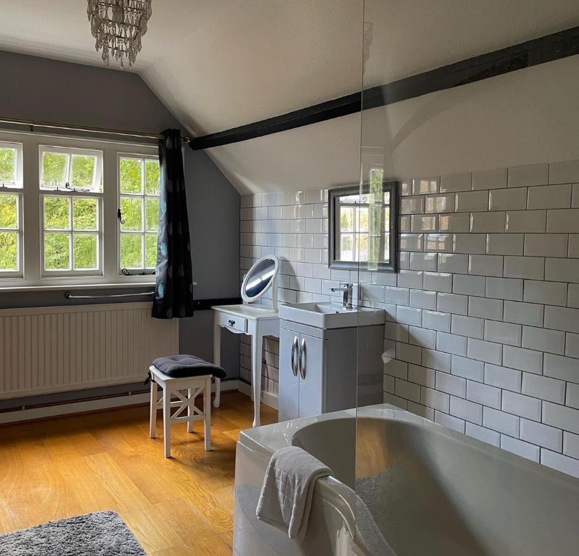 The Red Lion & Cellar Room, Betchworth Esterno foto