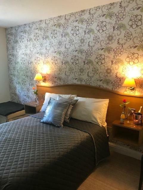 The Red Lion & Cellar Room, Betchworth Esterno foto